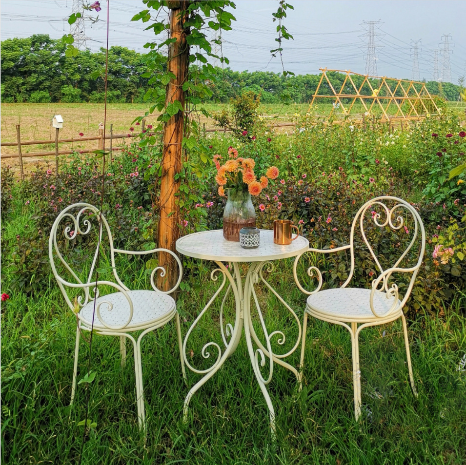 Комплект из трех предметов: стол и стулья из кованого железа для балкона, уличный столик для кофе, домашний декор