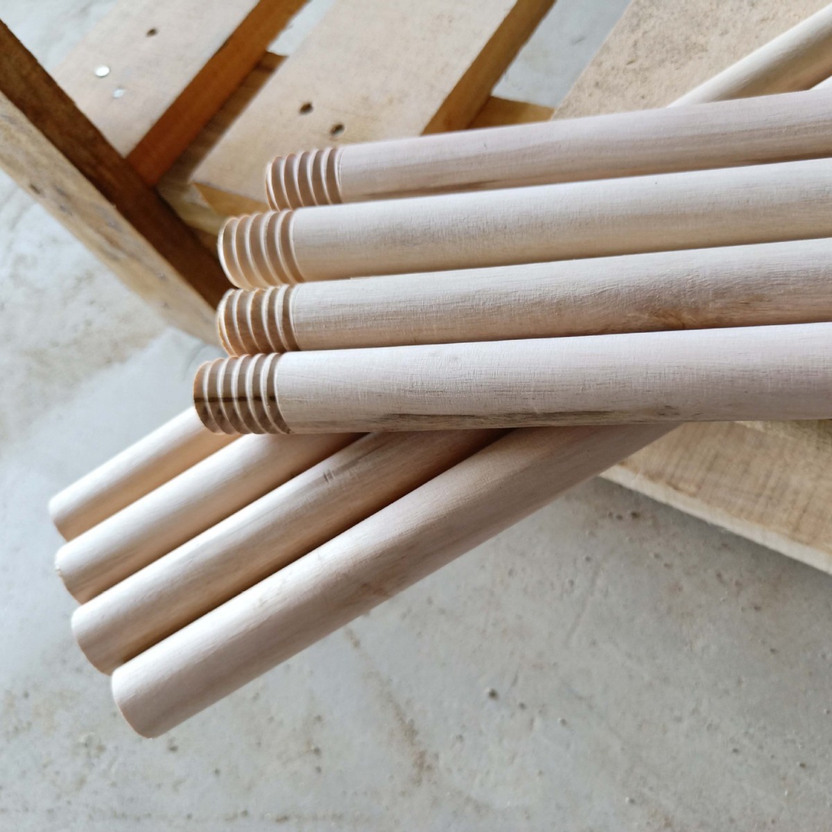 Factory Wholesale Eucalyptus Wood 120X2.5Cm Small Threaded Broom for Sweeping, Durable Household Cleaning