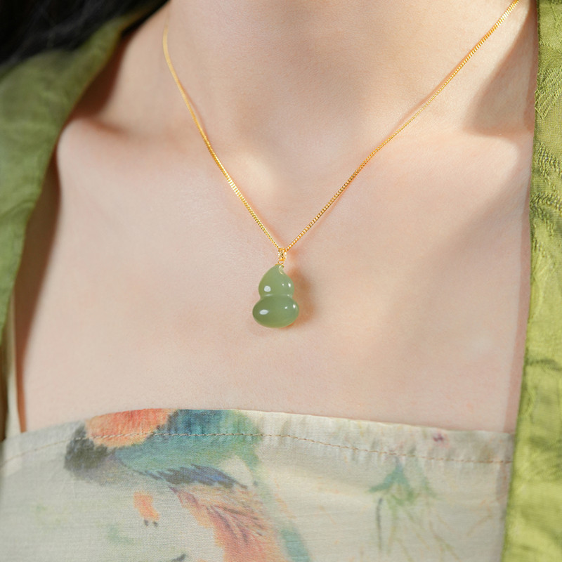 Natural Hetian Jade Clear Water Water Hyacinth Pendant Necklace for Women and Mothers Jade Pendant 18K Gold Inlaid Small Pendant for Men and Women