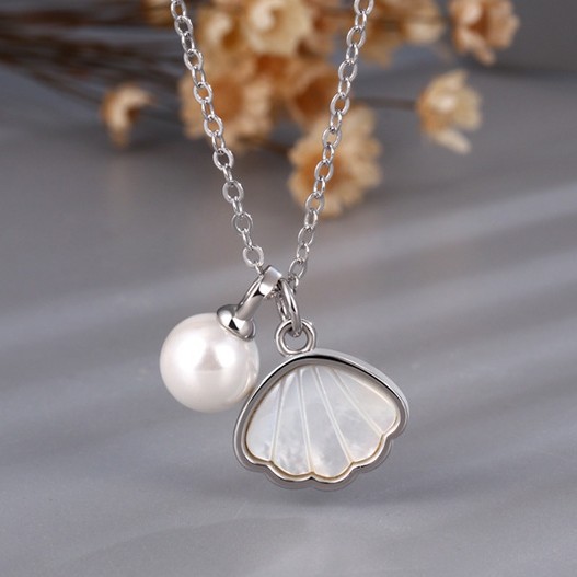 2025 Summer New Freshwater Pearl Rice-Shaped Pendant Necklace for Women, Geometric Fashion Commuting Accessory, Copper Necklace