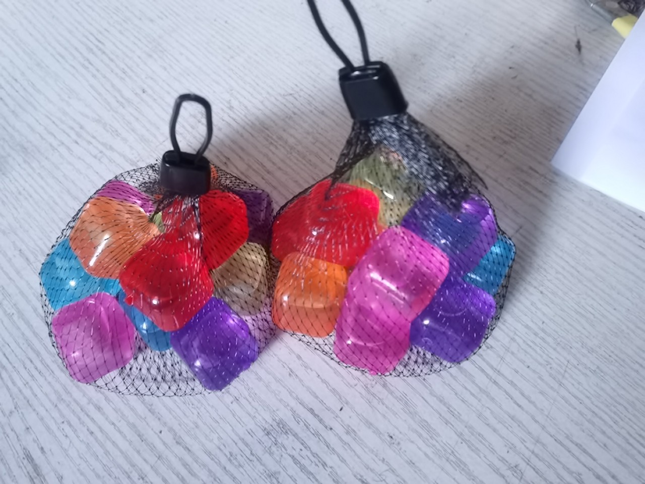 Быстрозамороженные холодильные пластиковые ледяные шарики могут заменить ледяные кубики и повторно использовать ледяные частицы