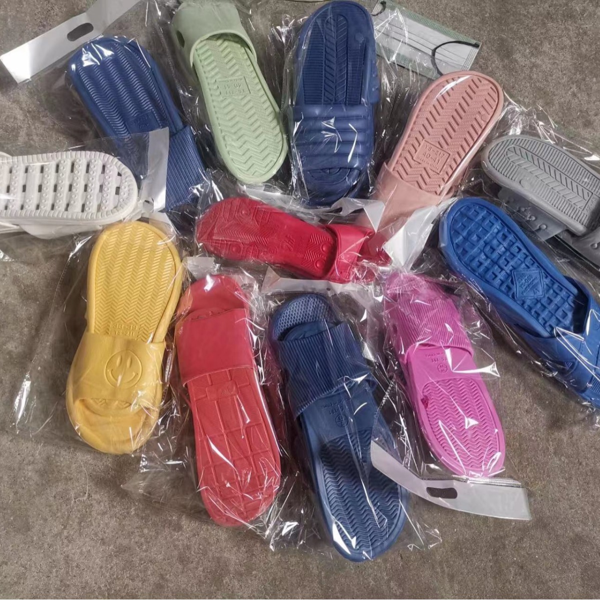 Stall supply rubber miscellaneous household slippers thickened soft bottom lovers slippers various styles of slippers night market shoes