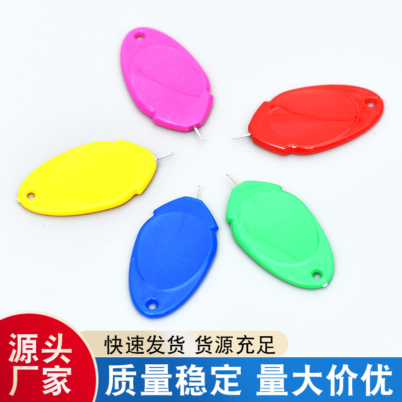 Нитевдеватель с цветным большим ушком для иглы, пластиковый, для шитья