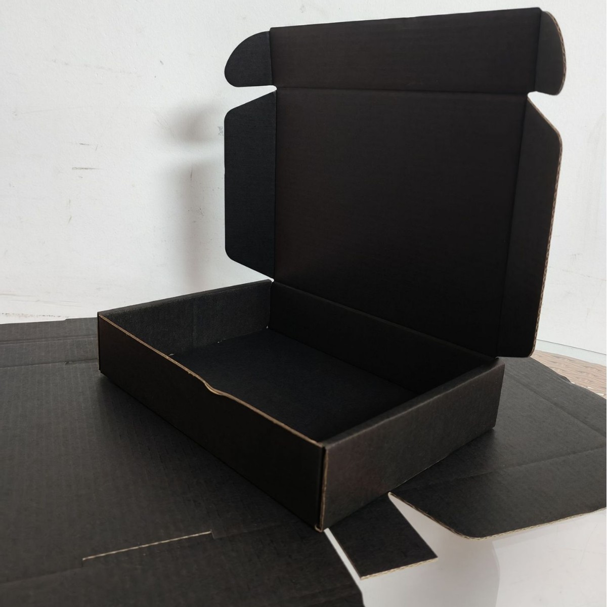 High-End Matte Black Airplane Box, Wear-Resistant and Moisture-Proof, Factory Direct Sales, Minimum Order of 200 Pieces