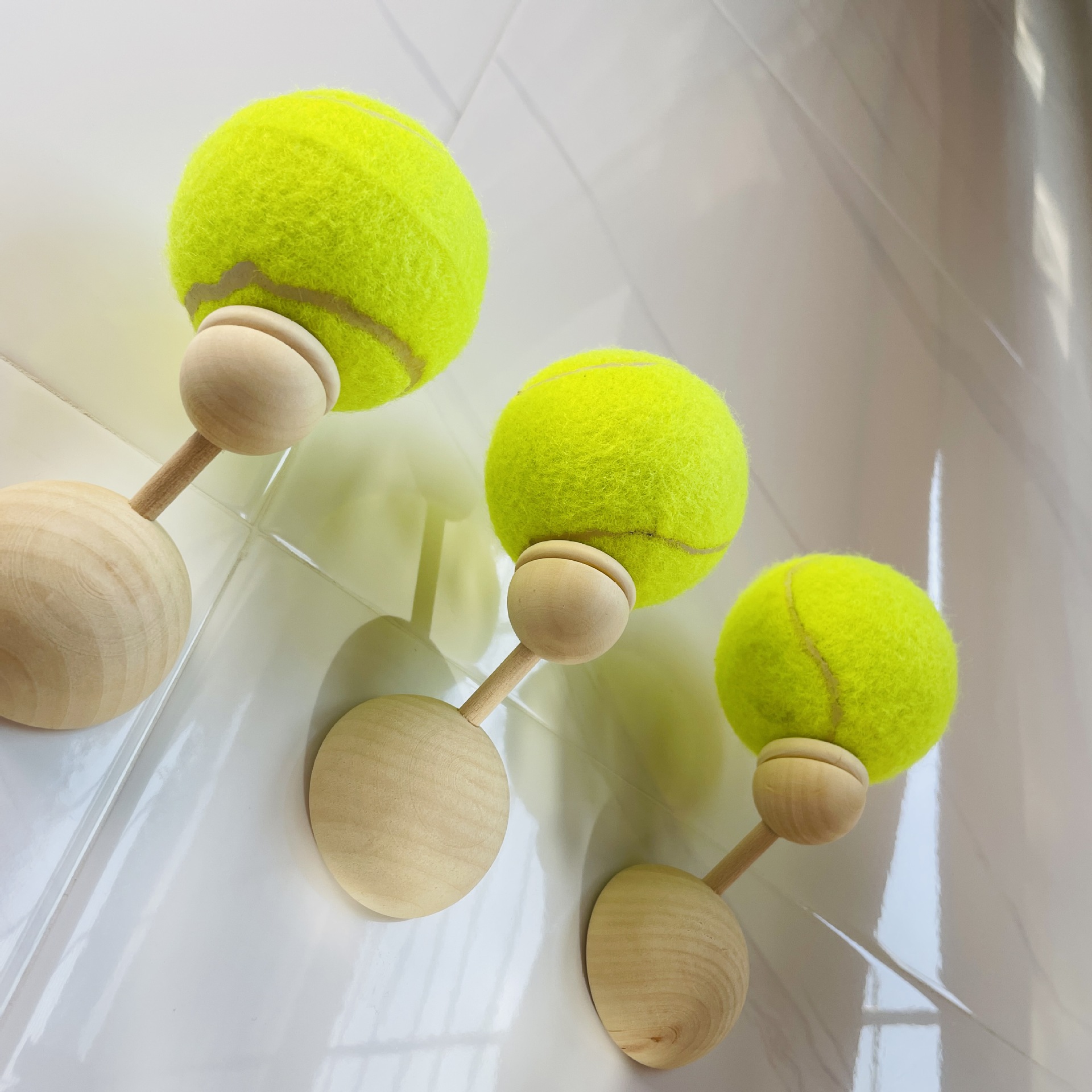 Настенный стенд для тенниса дизайнерский