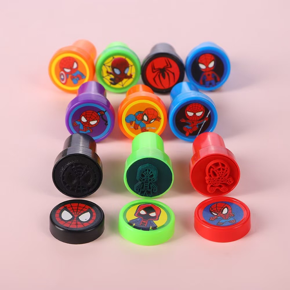 Разнообразные мультяшные печати с 12 картинками, включая Человека-паука