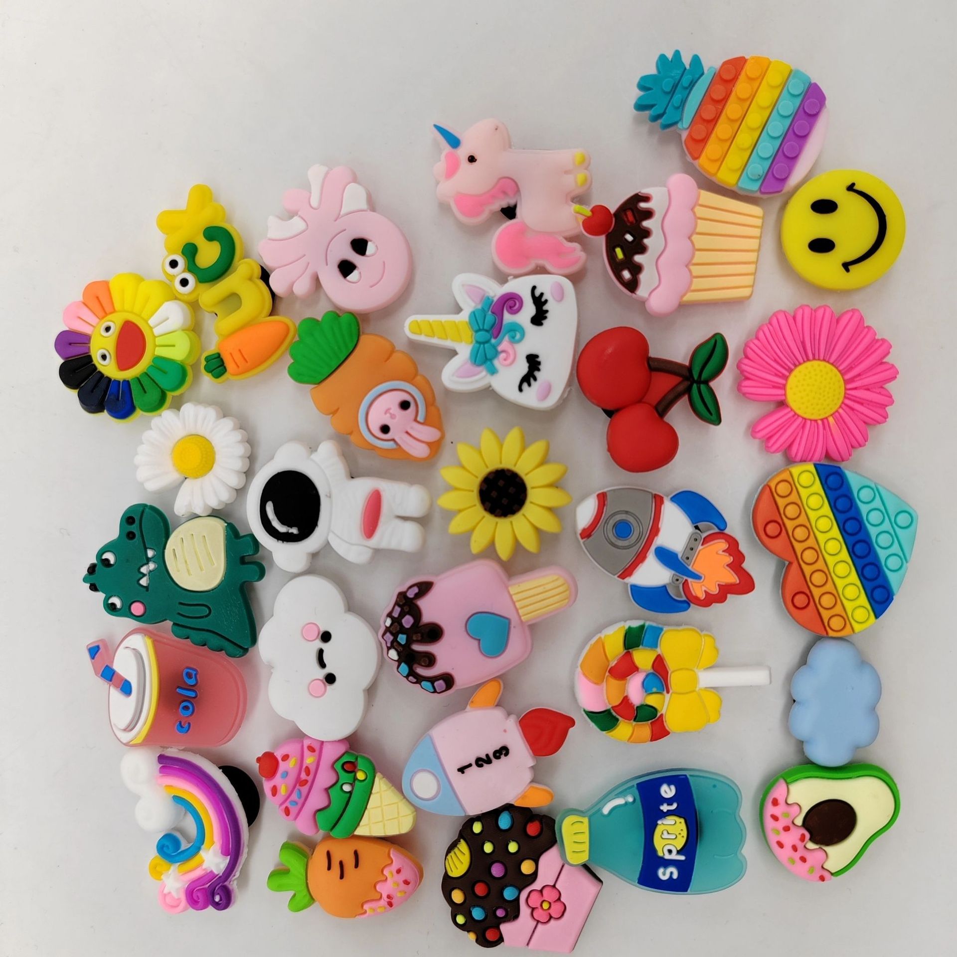 Cross-border hole shoes flower shoes buckle shoes decoration PVC soft rubber diy accessories cute cartoon shoes Buckle bottom buckle decoration