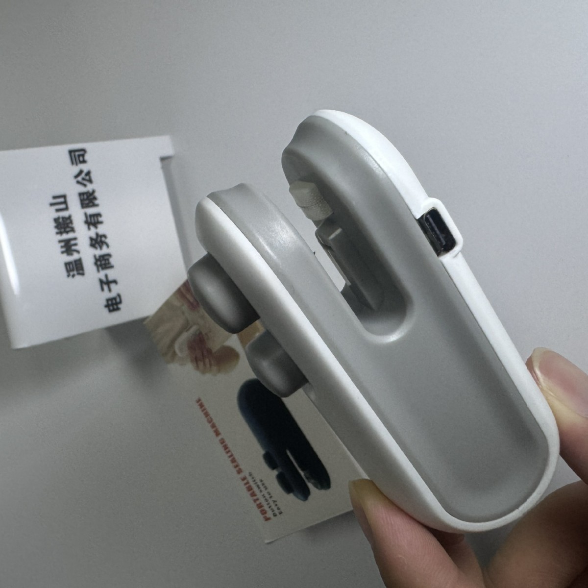 Mini Sealing Machine with Dual-Purpose Cutting and Sealing, Button-Type Snack Plastic Sealing, Moisture-Proof, Household Long-Lasting Rechargeable Vacuum Model