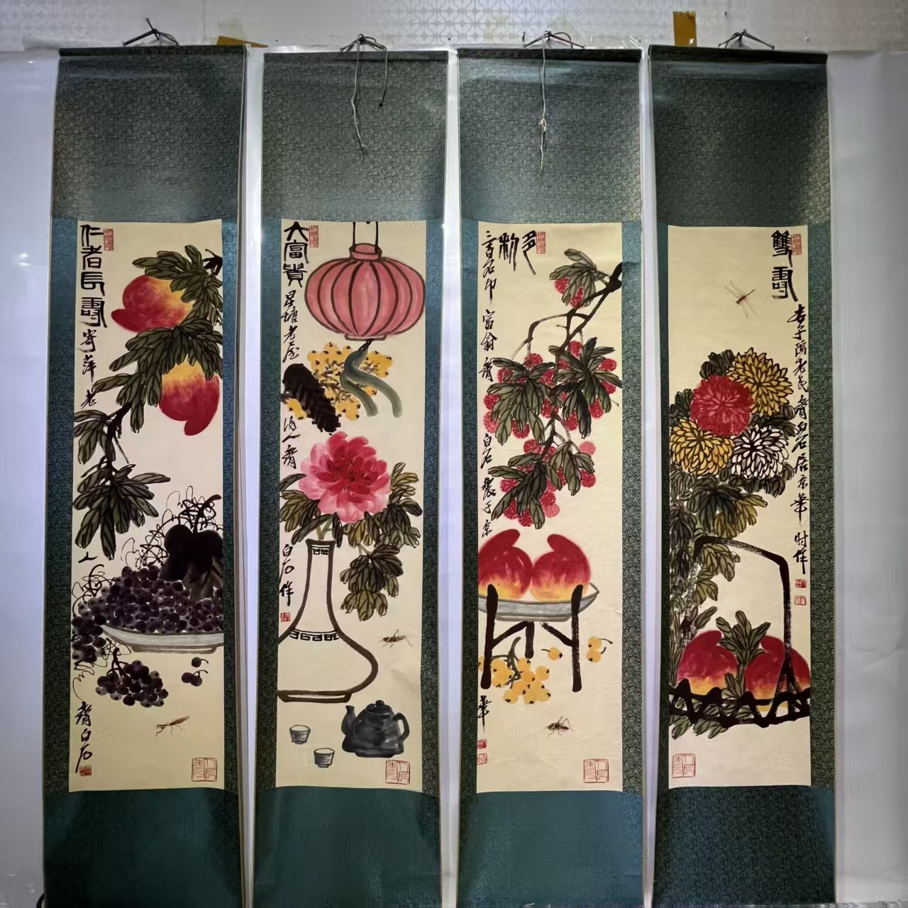 Antique-Style Four-Panel Screen Featuring Qi Baishi's Famous Work "Dragons Entering the Sea" with Hanging Paintings, Floral Fragrance, and Fruit Offerings, Direct from the Manufacturer