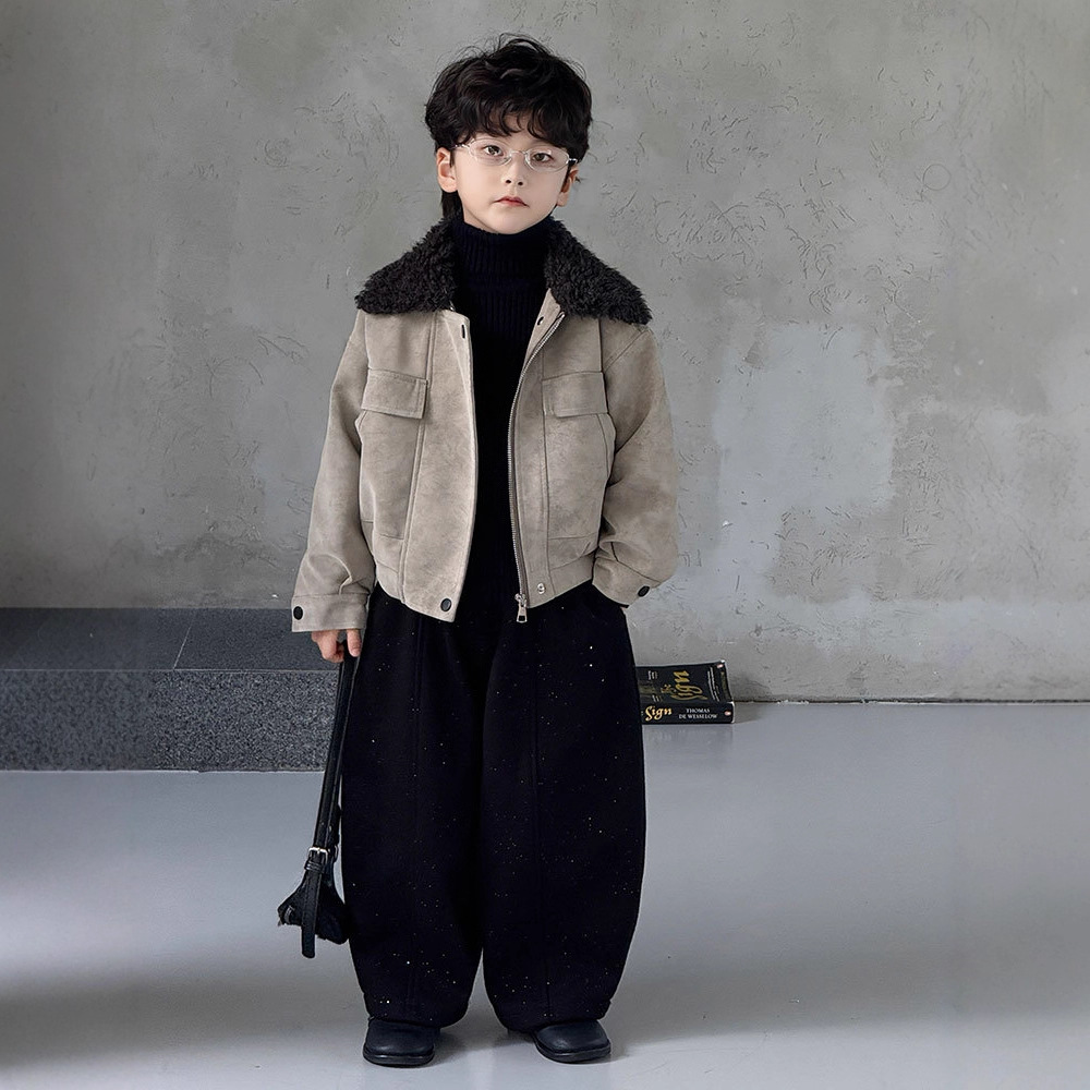 Пальто для мальчиков с меховым воротником, новый стиль осень-зима 2025, утепленная кожаная куртка для детей, стильная и модная, оптовая продажа
