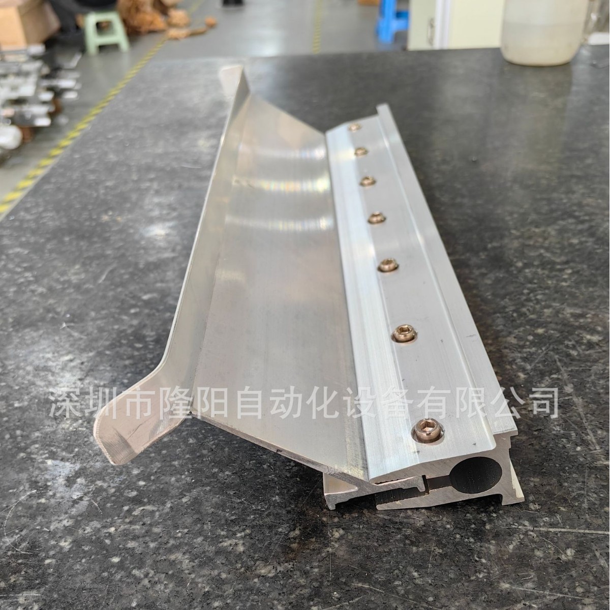 Производство скребков различных длин, ножей для возврата чернил и ножей для возврата масла для машин экранной печати CCD