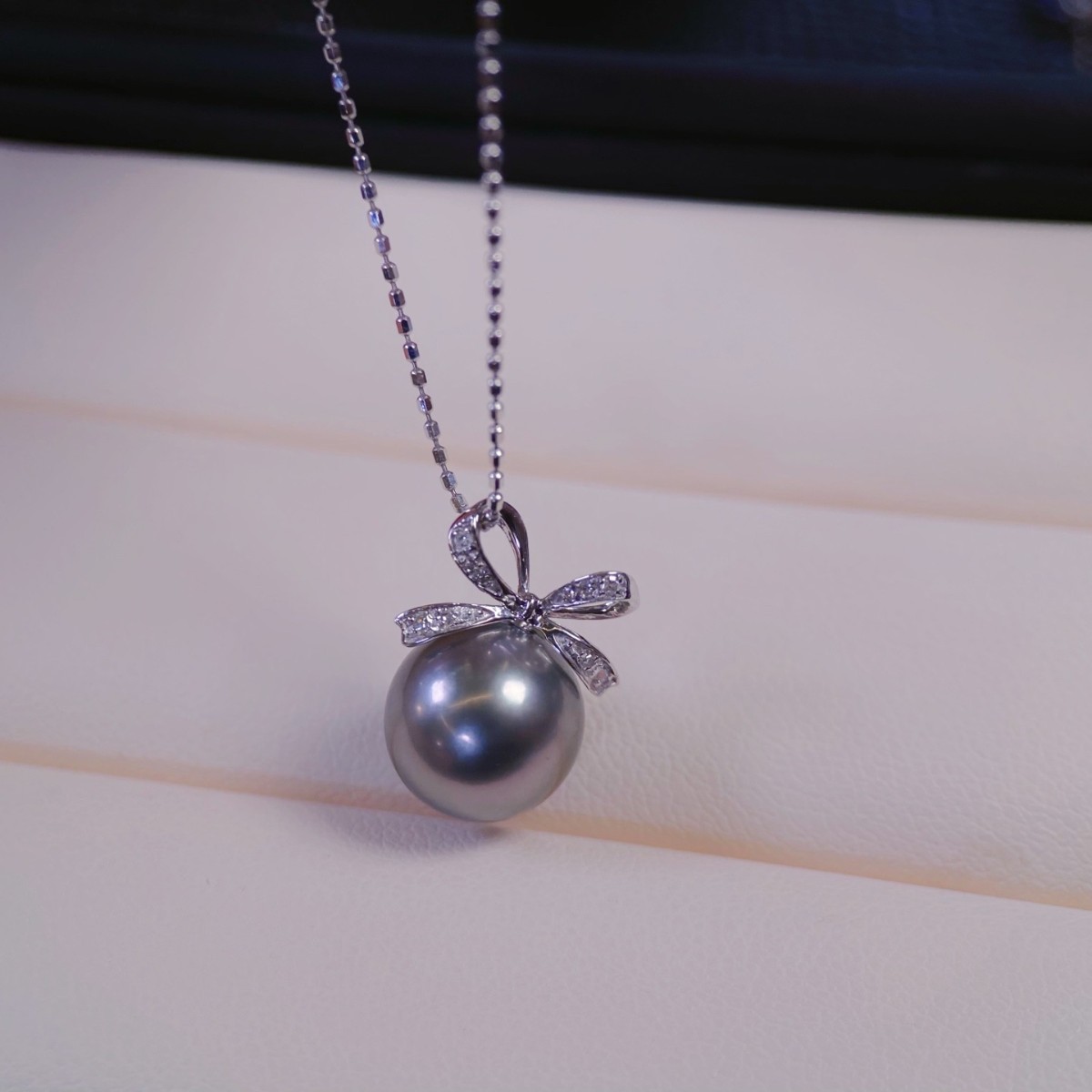 Подвеска с бриллиантами Pt900, инкрустированная бриллиантами D0.05/Ct, с жемчугом 9-10мм, без цепочки