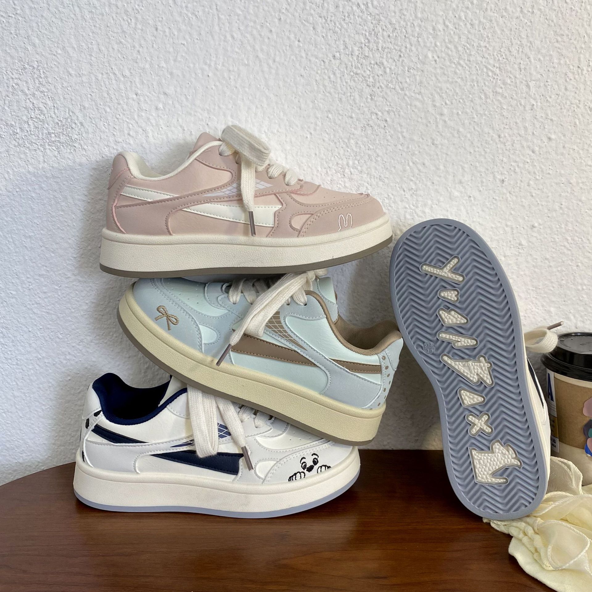 Кроссовки в корейском стиле с утолщенной белой подошвой осень стройнящая цветная блокировка круглые носки мягкосоленные хлебные кроссовки 2025 универсальные повседневные обувь N2323