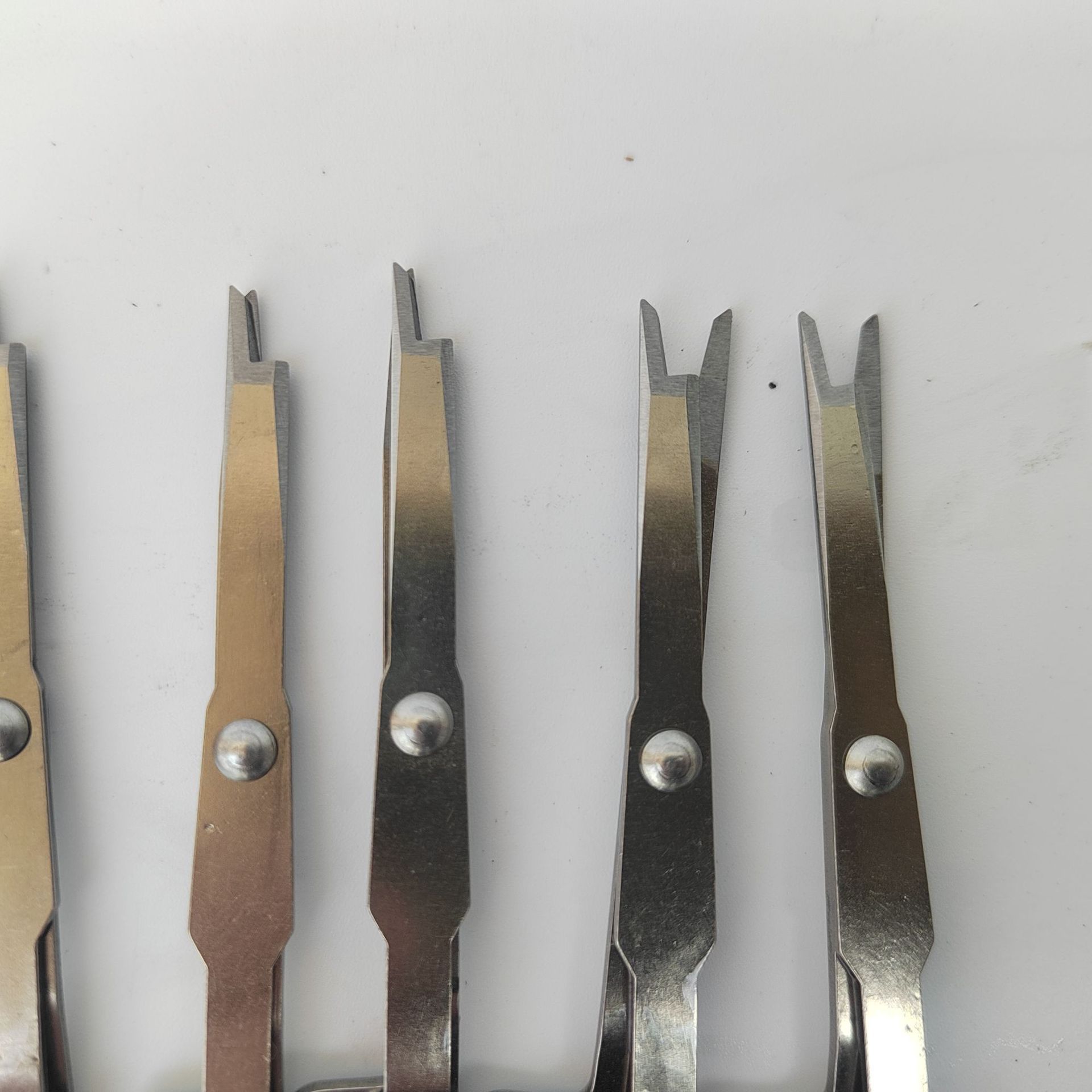 Carpet weaving gun tufting gun scissors