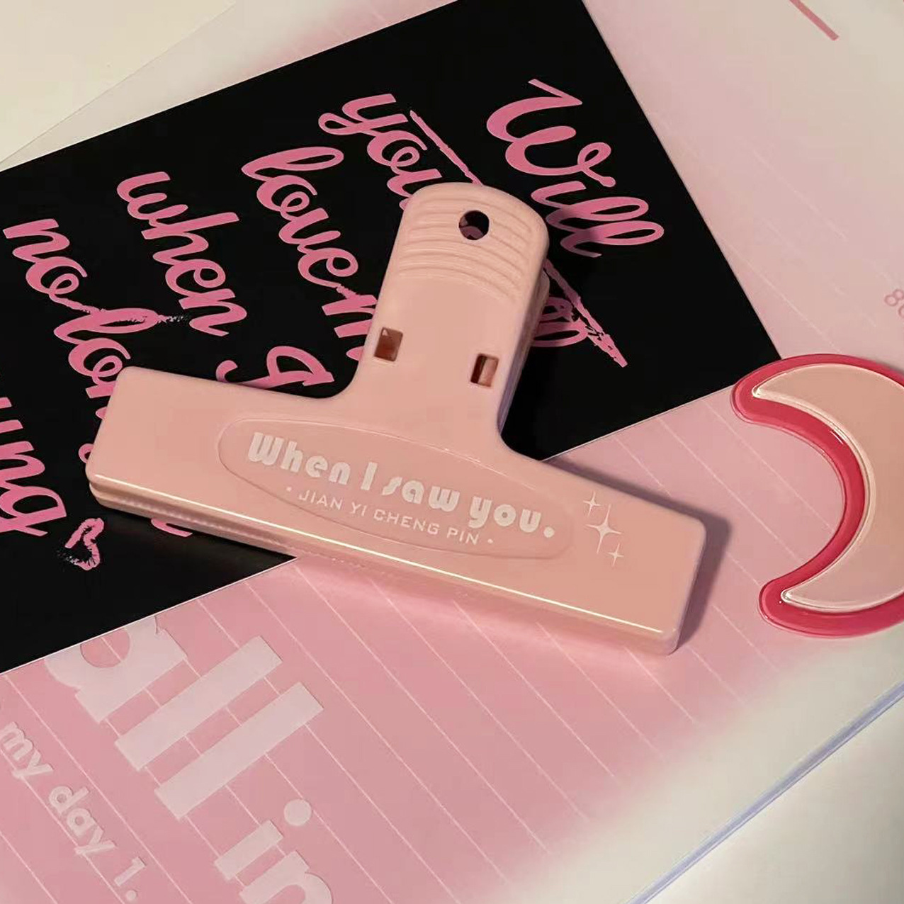 Aircraft clip long tail clip cute test paper magnetic clip color retro plastic clip small red summer with simple students