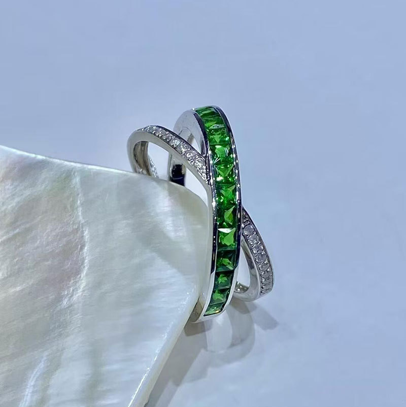 Platinum Pt950 Cross Ring Inlaid with Laboratory-Grown Diamond Tsavorite Green Gemstone Ring for Women