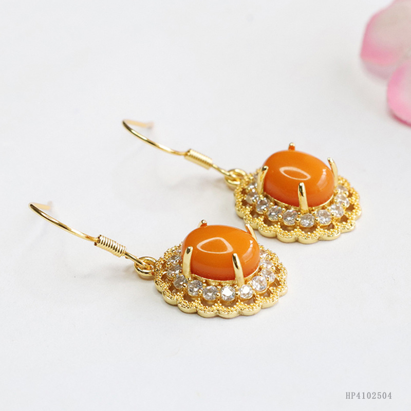 As soon as Yu natural chicken oil yellow old beeswax earrings amber claw set ear hook palace wind wholesale generation HP4102504
