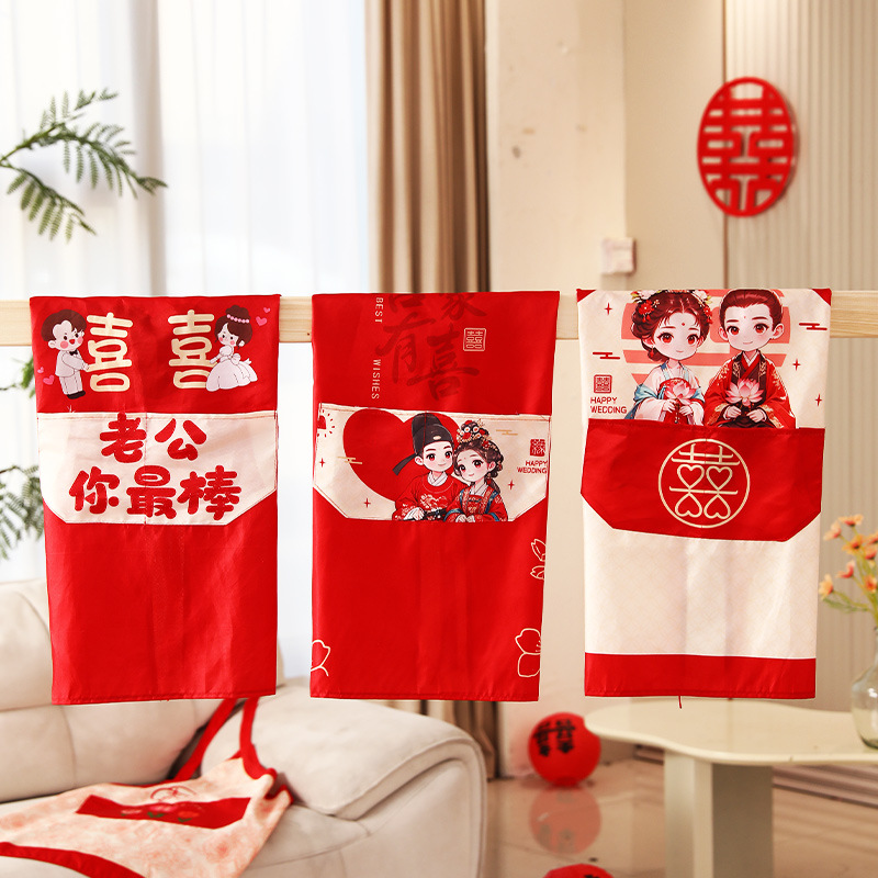 Newly-married couples enter the door to cook well, meaning relatives and friends, happy words, happy events, wedding banquet, special high-value aprons wholesale