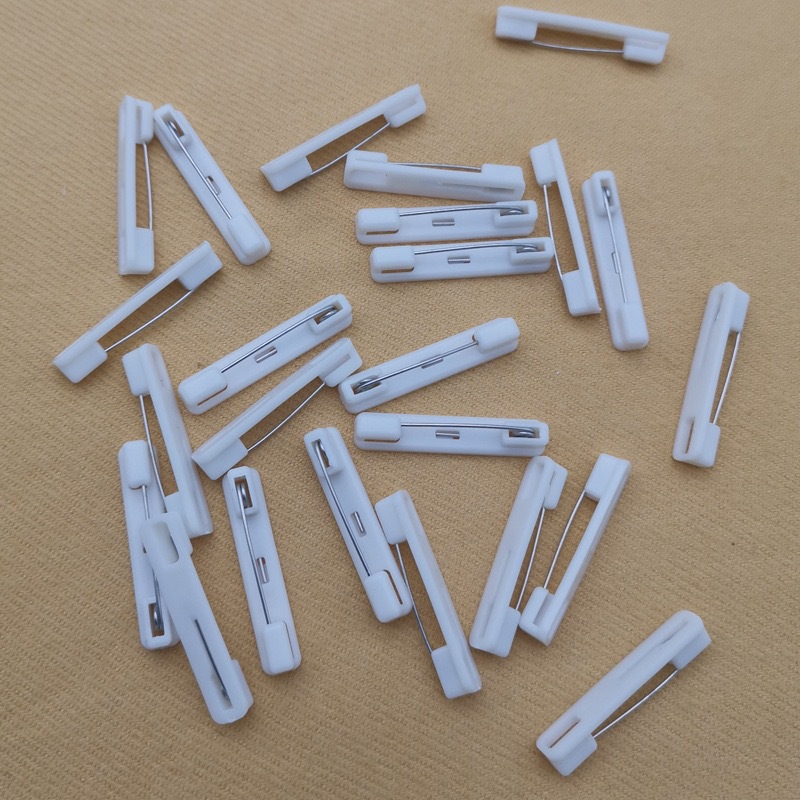 White plastic pin number plate badge pin simple pin DIY jewelry brooch corsage accessories safety pin