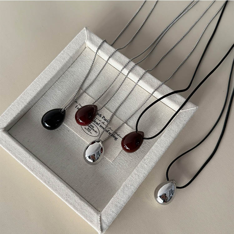 Интернет-торжественник Минималистичное стильное черное веревочное титановое цепочка Ожерелье с каплевидной подвеской Масляная капля Отличительная длинная шершащая цепочка для женщин