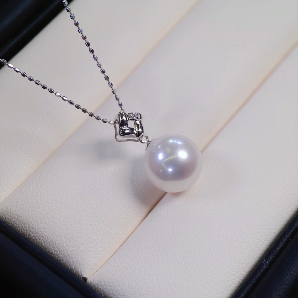 Аксессуары из платины Pt900 Кулон с бриллиантом D 0.005Ct, изображение с бусинами 10-11мм