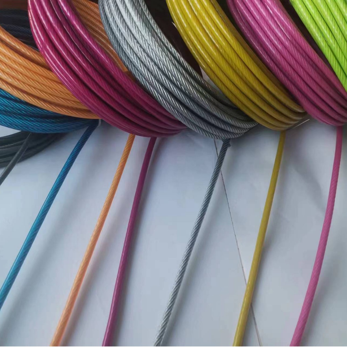 Прямые продажи оцинкованного пластикового покрытия стального троса, цветной нержавеющий стальной трос с пластиковым покрытием, ПВХ/нейлон, ПУ