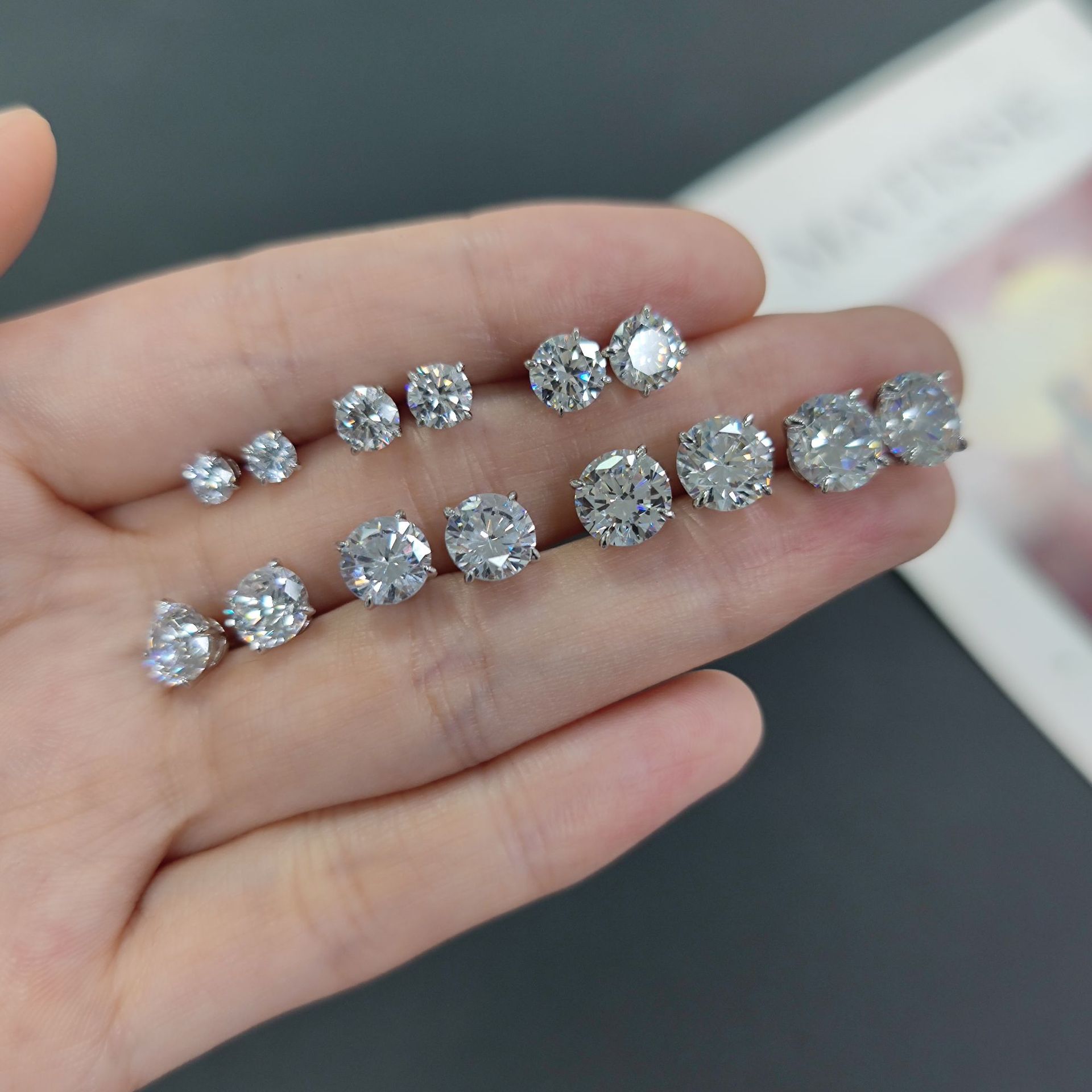 Four-claw earrings classic simple Joker earrings source manufacturers s925 silver 1 karat cultivation diamond earrings for men and women