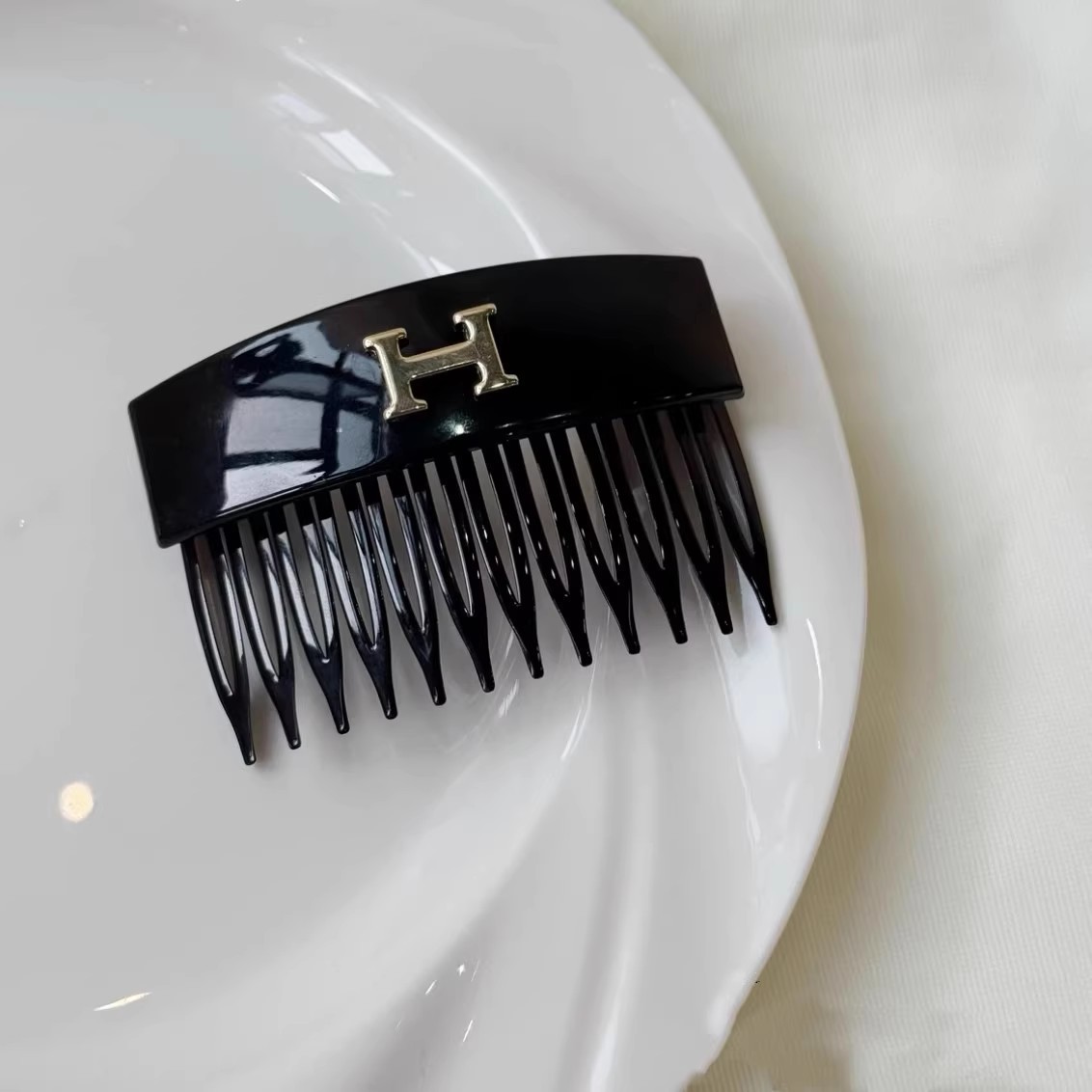Korean Fashion Letter H Inverted Comb for Women 2025 New Style Forehead Bangs and Broken Hair on the Back of the Head Finishing Hair Comb Headwear