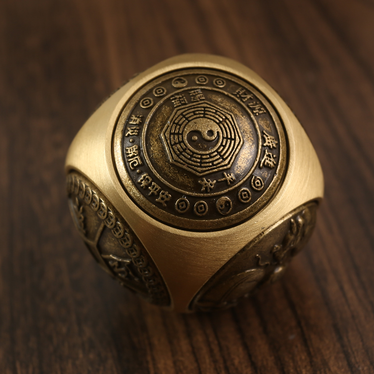 Brass six-sided round ball-shaped decompression and rotating handle parts, when running, recruiting rice Jinbao cattle to Qiankun high-end gifts