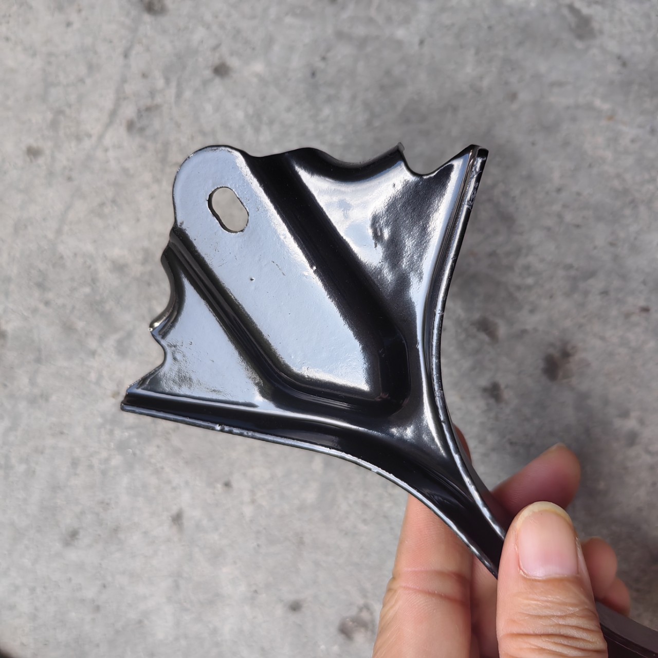 Car battery fixing bracket is suitable for Mazda CX5CX9 Atez KD5356031A