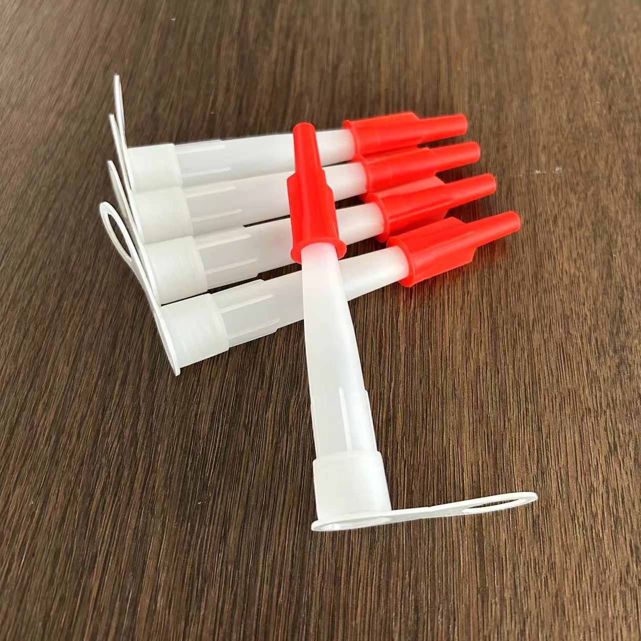 Производители поставляют универсальную насадку для стеклянного клея с красной крышкой, герметичной и защищенной от высыхания, жесткая трубка для клея, пластиковая насадка для силиконового клея