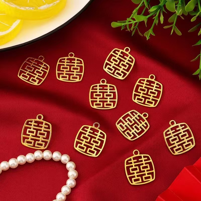 Wedding Supplies Red Happy Word Pendant DIY Wedding Candy Gift Box Souvenir Wedding Shoes Clothing Accessories Spray Paint Big Red Happy