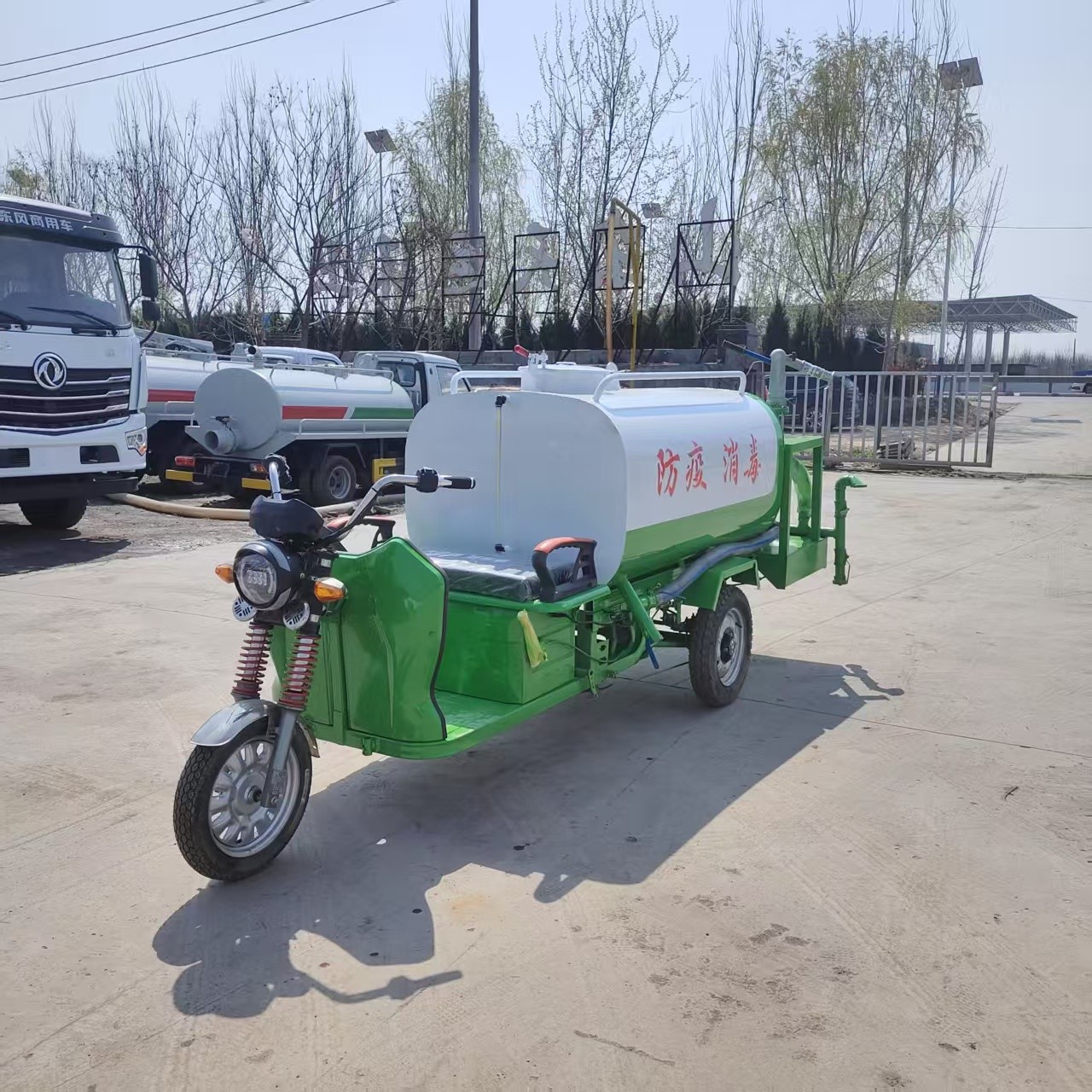 Small Electric Three-Wheel Sprinkler Truck for Construction Site Engineering Three-Wheel Sprinkler Truck for Landscaping Three-Wheel Fog Cannon Sprinkler Truck