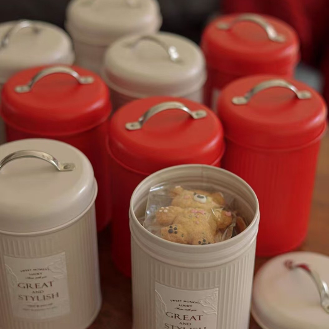 2025 New Year High-grade Candy Packaging Baking Cow Rolling Snowflake Crisp Round Tin Can New Year Gift Box Empty