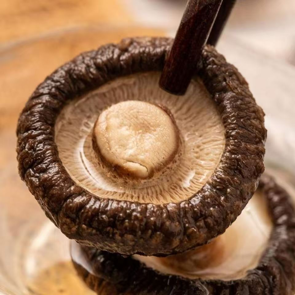 Seasonal Sulfur-Free Dried Mushrooms with Thick Flesh and No Stems, Farm-Grown New Mushrooms for Stir-Frying and Soup, Direct from the Manufacturer