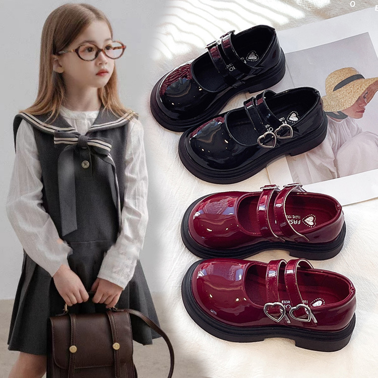 Детские черные блестящие кожаные туфли 2025 весна-осень, новый стиль для старших детей с сердечным пряжкой, маленькие кожаные туфли, нескользящая обувь