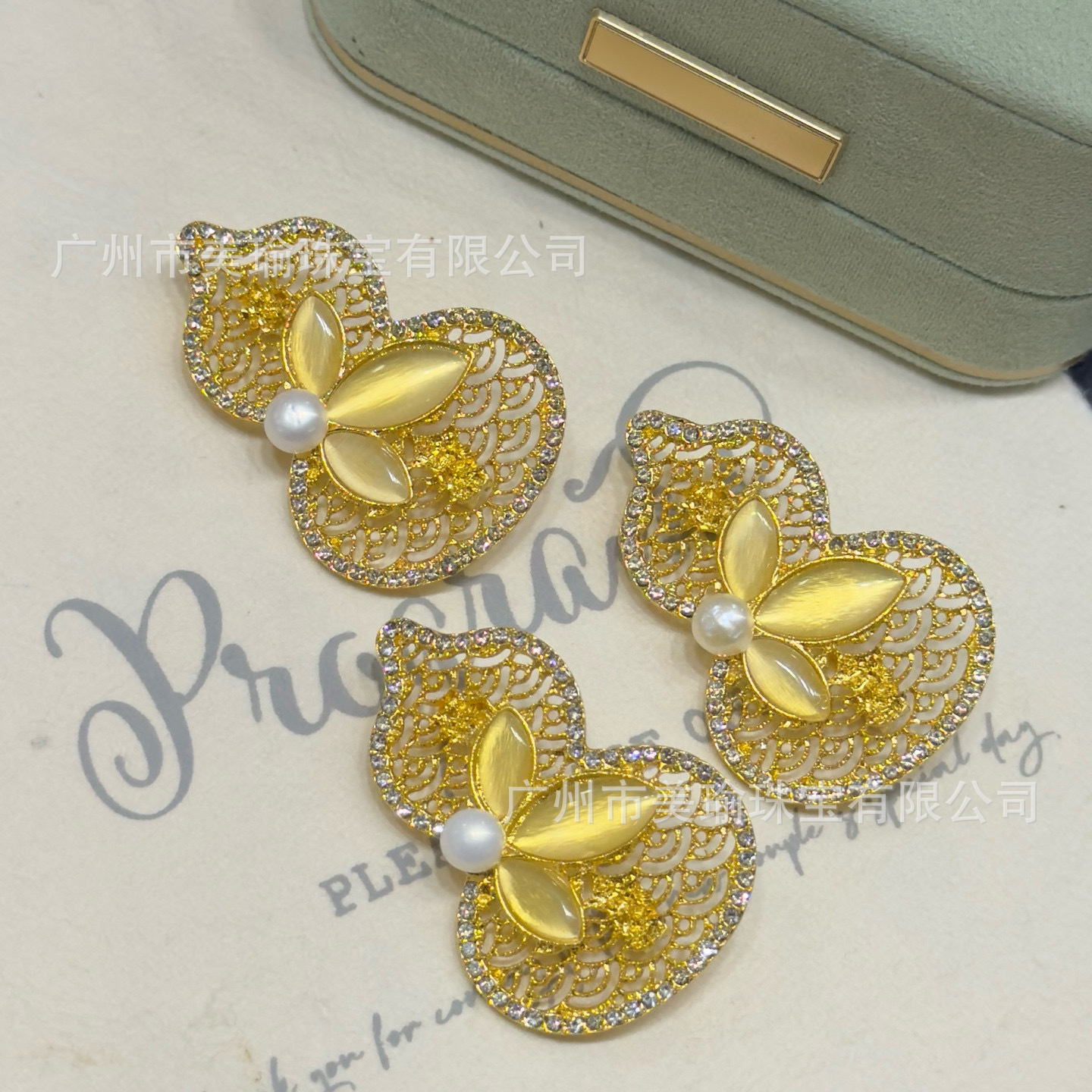 Finished Product: Natural Freshwater Pearl Gourd-Shaped Brooch, Alloy Women's Sweater Jacket, Elegant and Versatile Accessory, Light