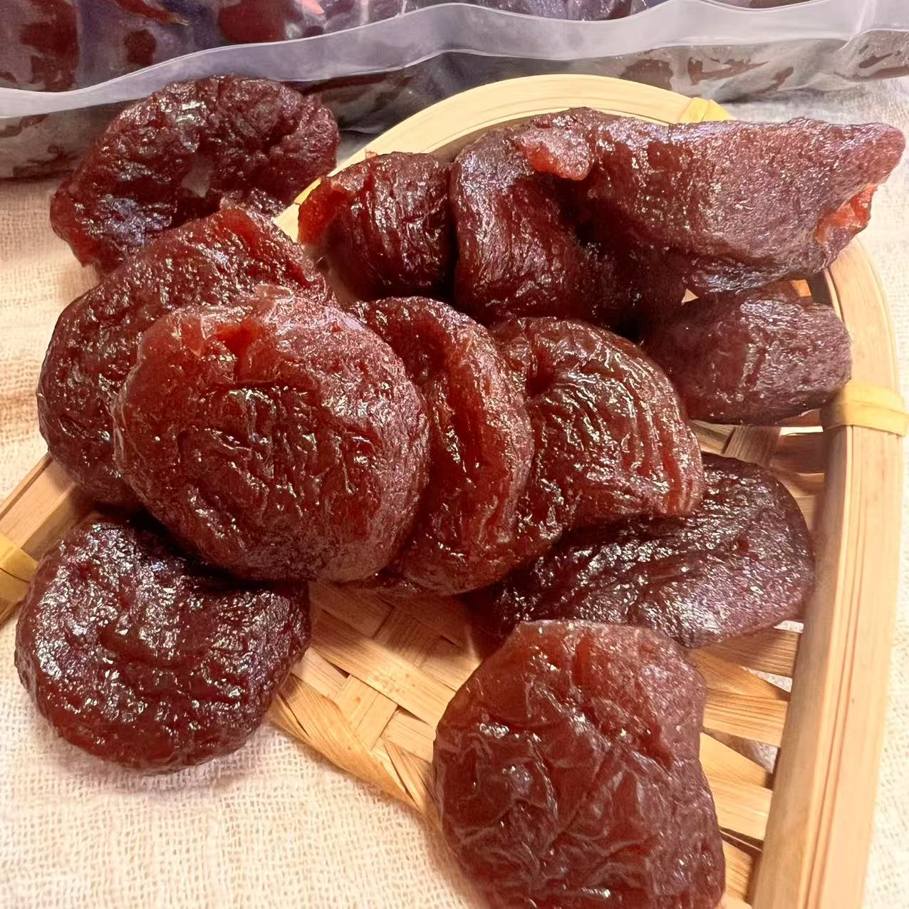 West Lake Yongfeng Wholesale Bulk [June Plum/Plum Stuffed Plum Cake] Soft, Glutinous, Sweet and Sour Snacks
