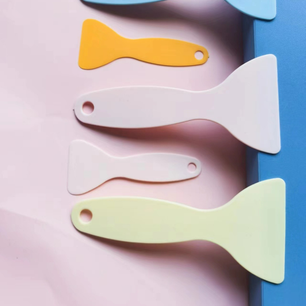 Маленькая желтая лопата для рук цветная пластиковая скребок для автомобиля