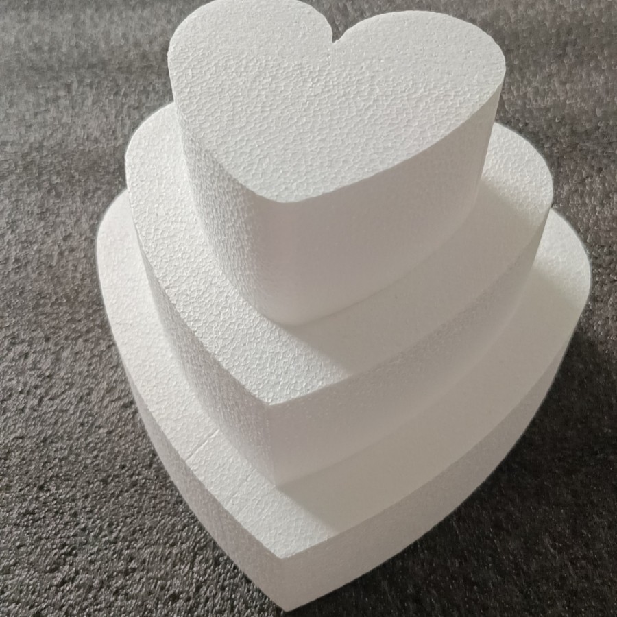 Модель протезного пенопластового торта в форме сердца