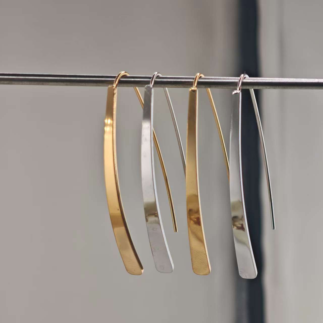 Кorean Style Simple and Personalized Fashion 316 Titanium Steel Curved Line Earrings Plated with 18K Gold Elegant Cool Style Versatile Earrings