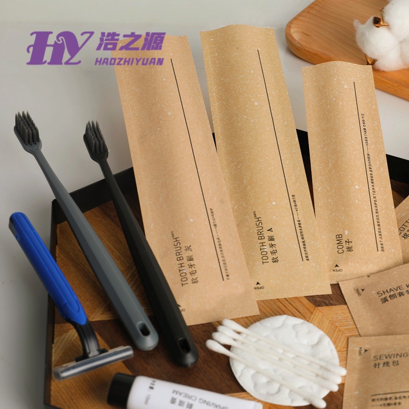 Комплект одноразовых предметов для гостиницы: зубная щетка, расческа, туалетные принадлежности, тапочки, ежедневный уход