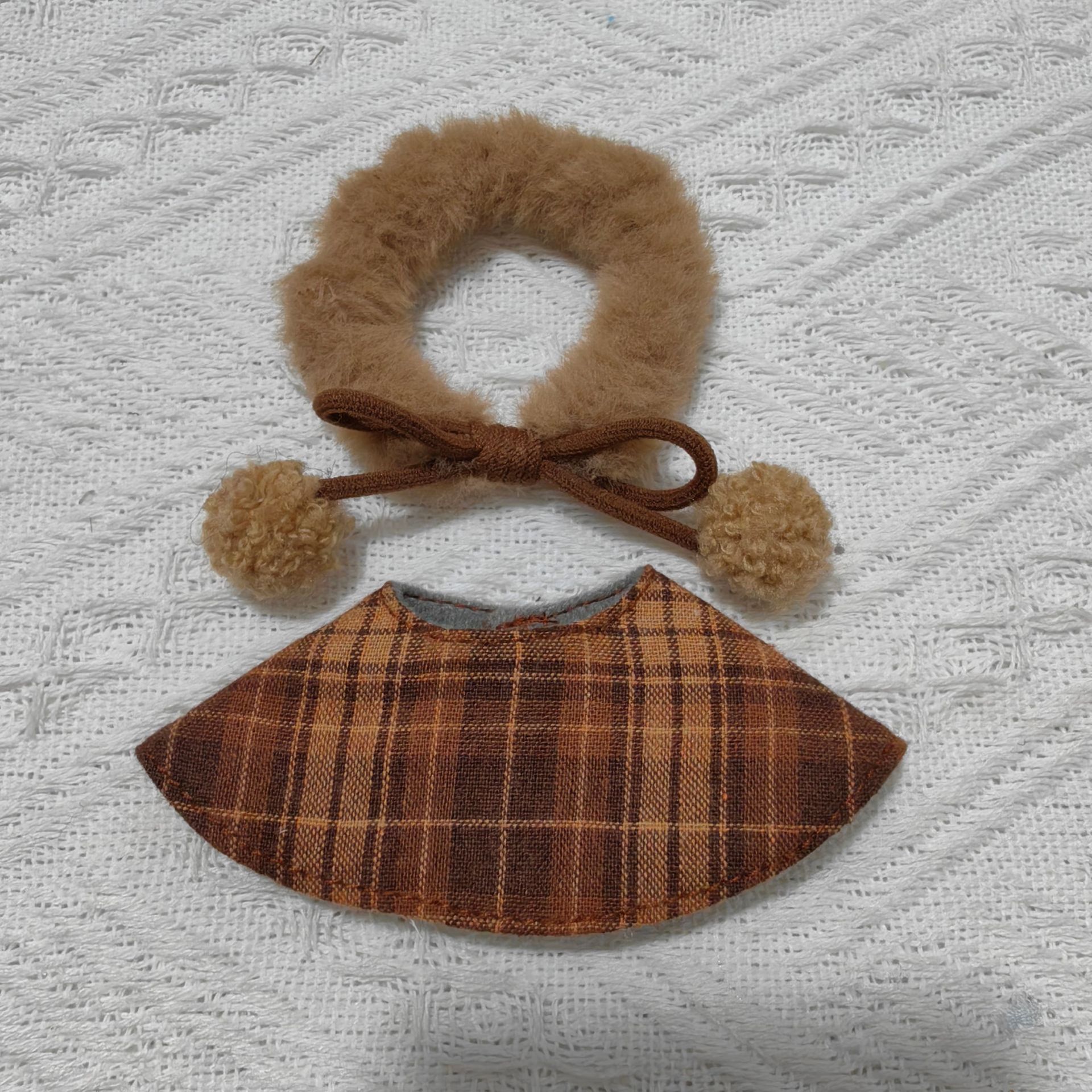 в наличии плюшевая игрушка West Highland Kitty Handdog 10-15 см, наряд для куклы, пончо для куклы в клетку