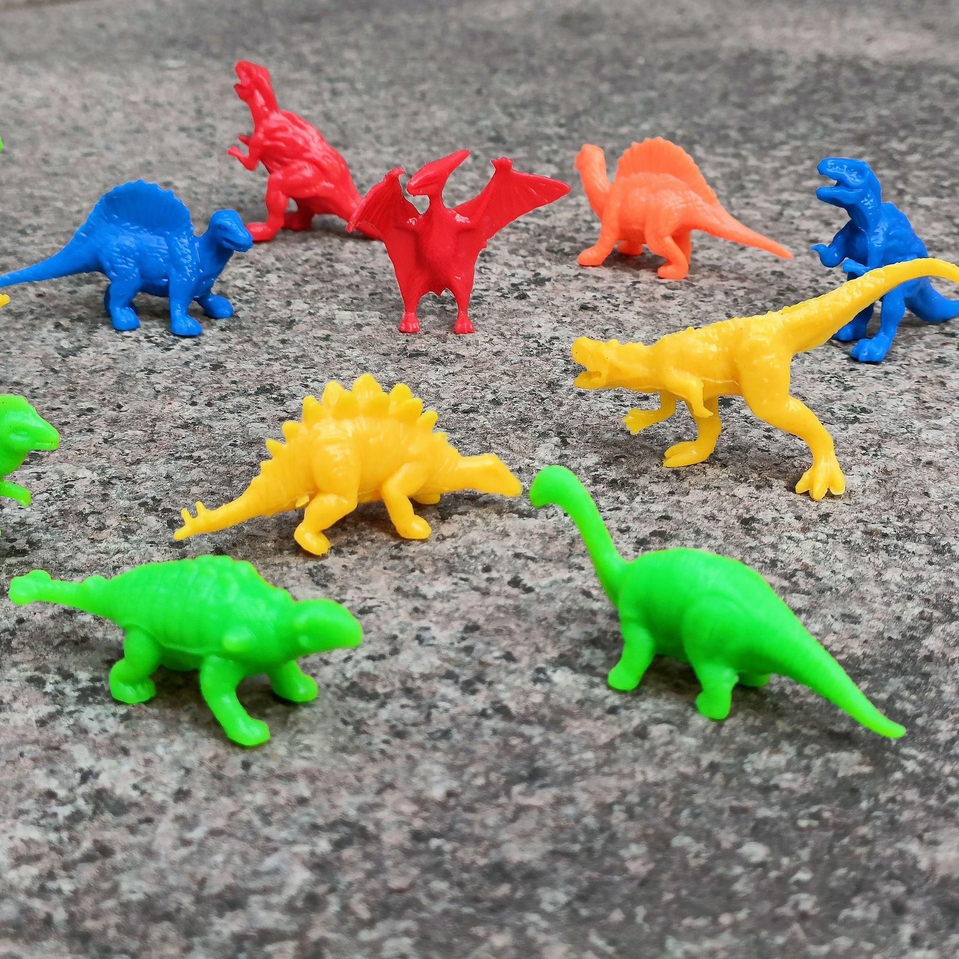 Разнообразие мини пластиковых динозавров, наборы игрушек динозавров, археологические модели динозавров, которые можно использовать в качестве наполнителей для гашапонов