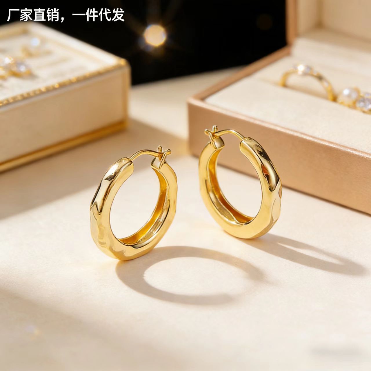 French Minimalist Flowing Hoop Earrings with a High-End Luxury Feel, 2025 New Popular Niche Unique Temperament Plain Hoop Earrings for Women