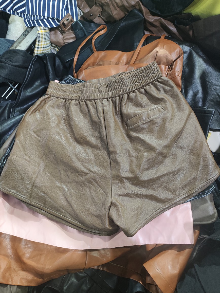 Б/у одежда, старые, экспорт в Африку и Юго-Восточную Азию, кожаные брюки, кожаные шорты, короткие юбки, прямые поставки