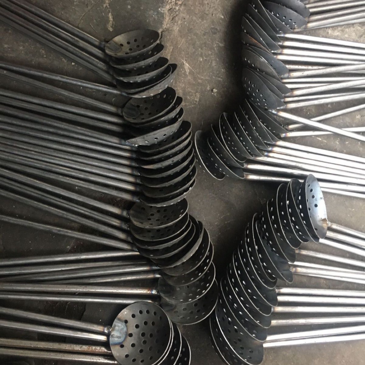 Iron colander with handle slag spoon industrial spoon aluminum liquid copper liquid slag spoon die casting machine hardware tools wholesale