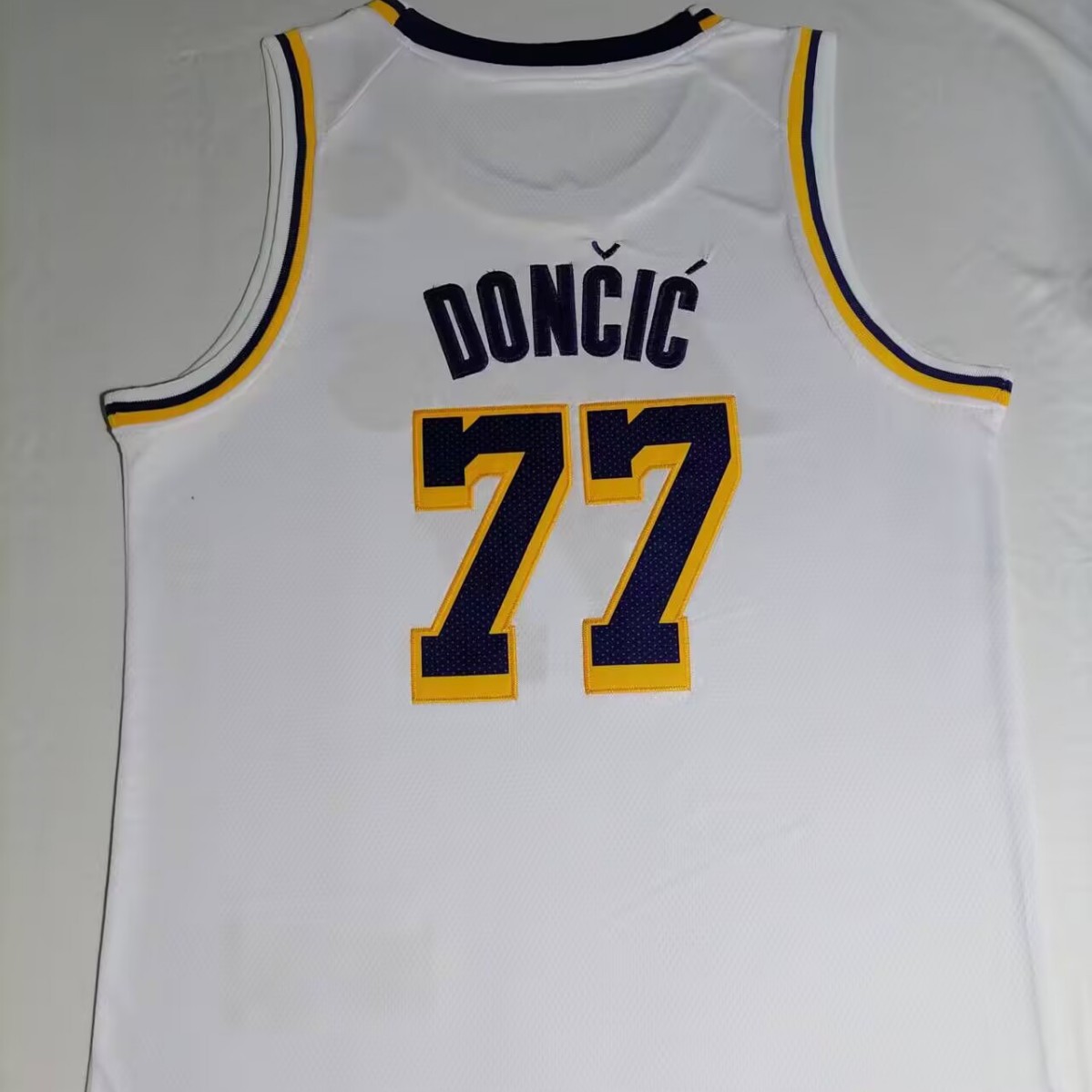 23 New Season Basketball Jersey Lakers No. 77 Doncic Embroidered Edition Basketball Uniform Training Basketball Uniform