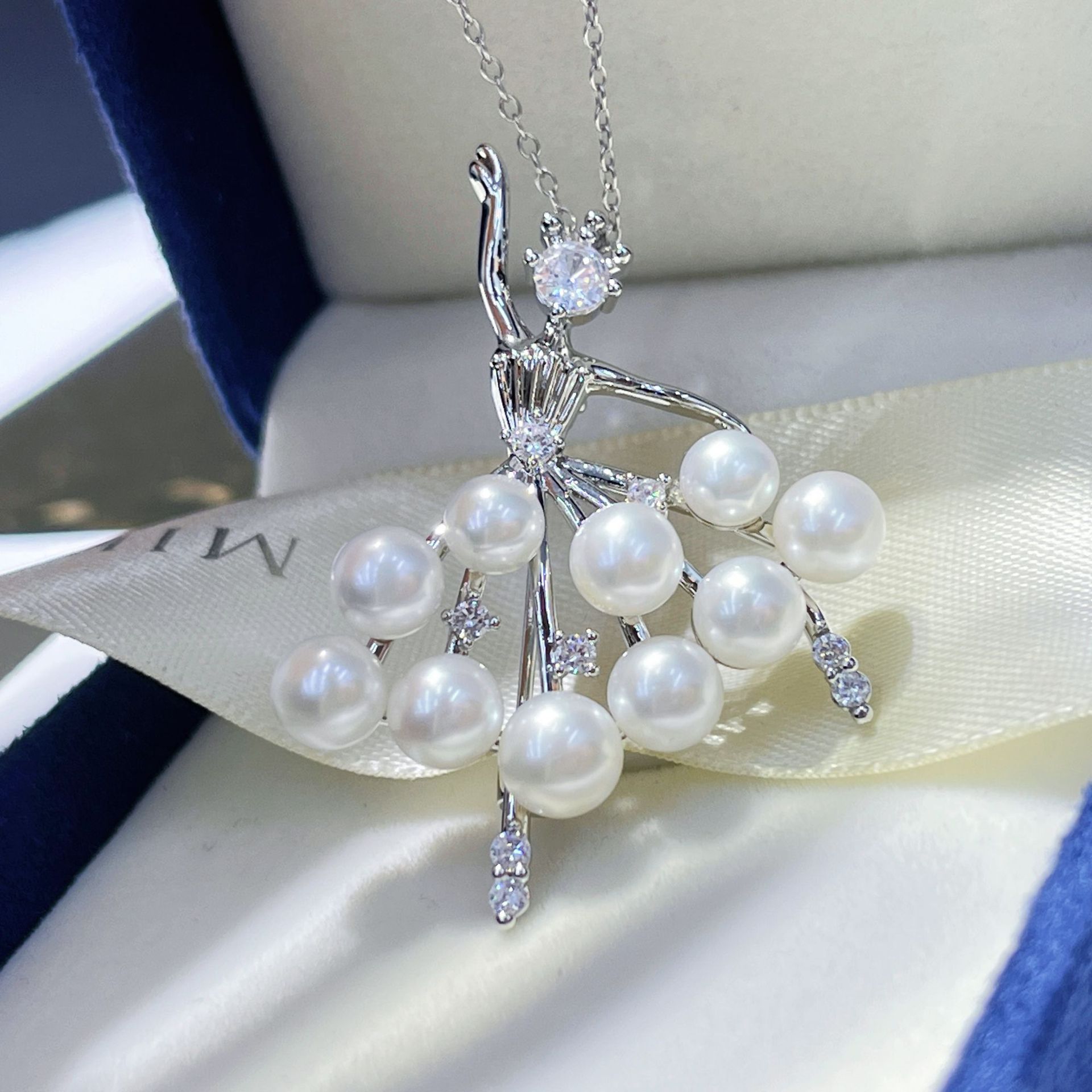 Fashionable essence will enter the Korean version of freshwater pearl corsage wholesale ballet girls brooch ladies coat sweater accessories