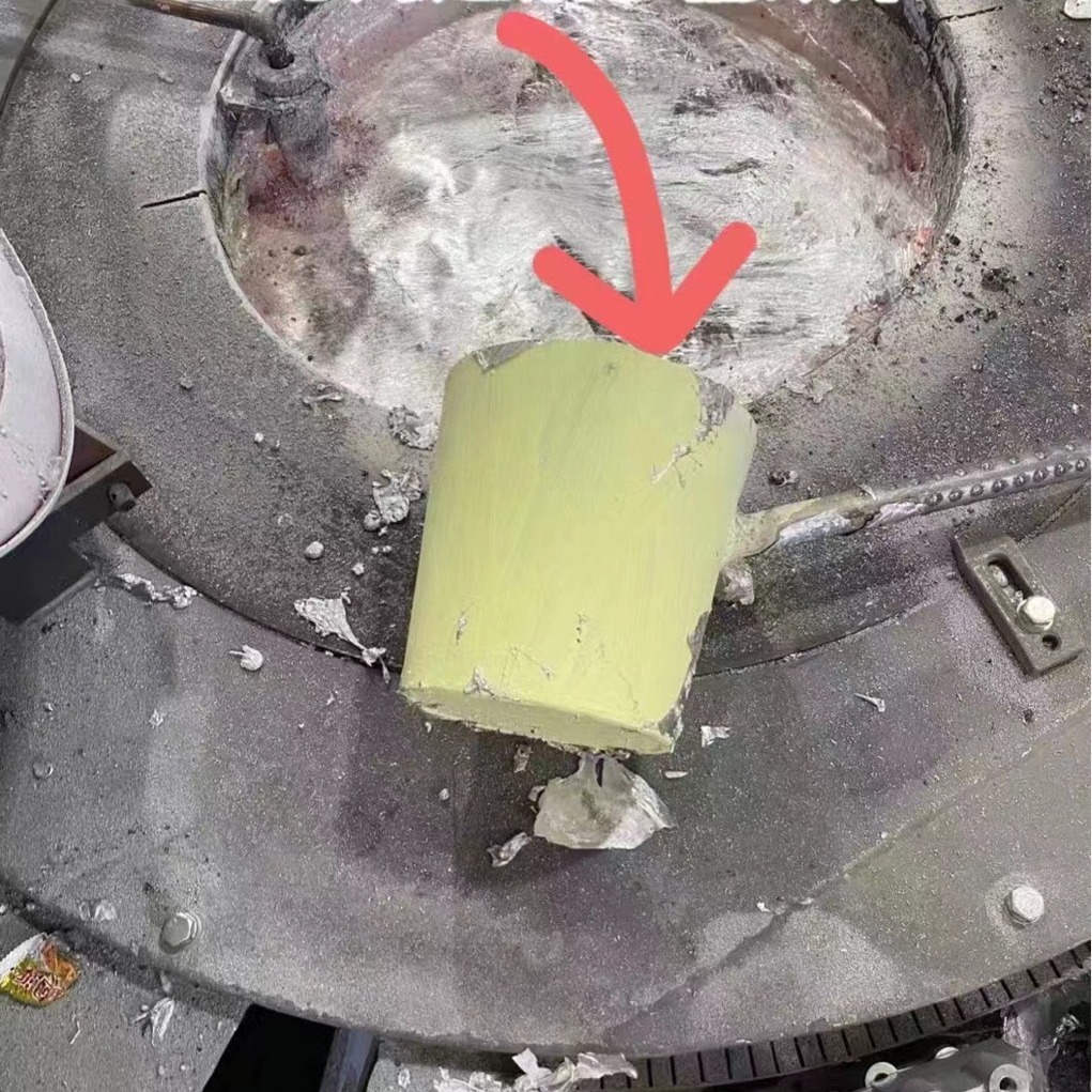 Die-casting Crucible pot high temperature automatic soup spoon coating covering agent cast iron Crucible high temperature corrosion resistant coating spoon